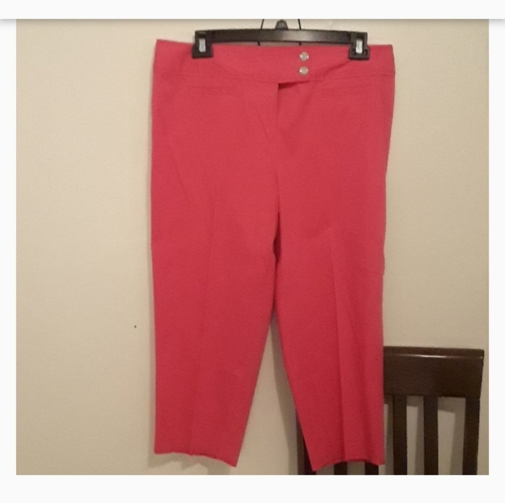 Super Cute Capri Pants w/Black n White Print ..